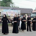 Hj. Aini Apriliani dan Retno Maya bersama komunitas MUA Indramayu membagikan paket takjil dan nasi box kepada pengendara serta masyarakat di kawasan Haurgeulis, Indramayu, Kamis (12/03).