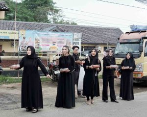 Hj. Aini Apriliani dan Retno Maya bersama komunitas MUA Indramayu membagikan paket takjil dan nasi box kepada pengendara serta masyarakat di kawasan Haurgeulis, Indramayu, Kamis (12/03).