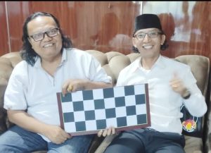 Lomba catur antar wartawan dalam agenda Syawalan di Aula Diskominfo.