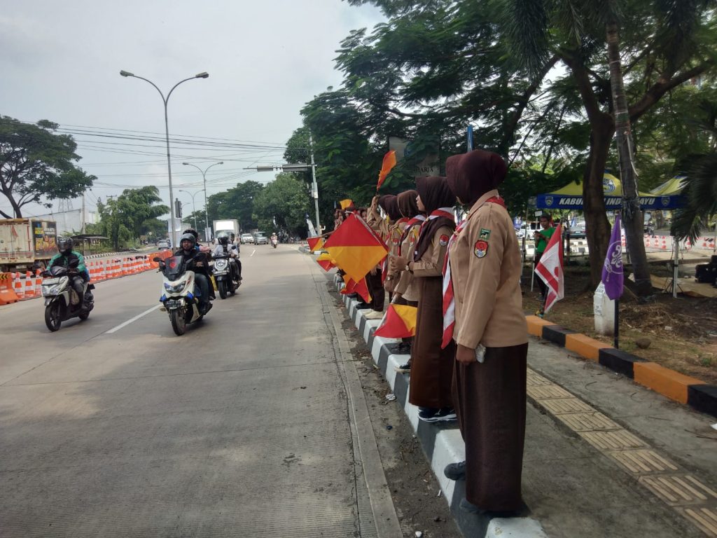 Anggota Pramuka Jatibarang berjaga di Pos Mudik Pilang Sari membantu pemudik selama arus Lebaran 2026