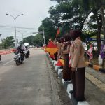 Anggota Pramuka Jatibarang berjaga di Pos Mudik Pilang Sari membantu pemudik selama arus Lebaran 2026