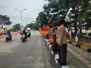 Anggota Pramuka Jatibarang berjaga di Pos Mudik Pilang Sari membantu pemudik selama arus Lebaran 2026