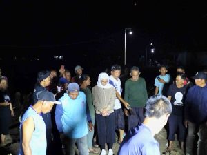 Sekdes Telagasari Dayiah mengantar pemakaman PMI asal Indramayu Sumarni di TPU Blok Tlakop Desa Telagasari Kecamatan Lelea