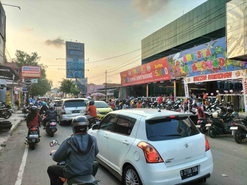 Kemacetan parah terjadi di Jalan Panjaitan Indramayu akibat parkir liar saat Ramadan.