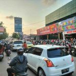 Kemacetan parah terjadi di Jalan Panjaitan Indramayu akibat parkir liar saat Ramadan.