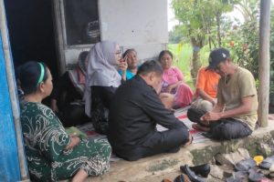 Sekdes Desa Telagasari Dayiah bersama warga mengunjungi keluarga Sumarni, TKW asal Telagasari yang meninggal dunia di Malaysia.