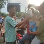 Kegiatan Bagi Takjil oleh Forum GEPLAK dalam rangka program Ramadhan di Indramayu.