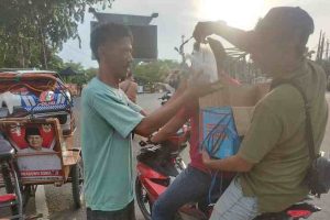 Kegiatan Bagi Takjil oleh Forum GEPLAK dalam rangka program Ramadhan di Indramayu.