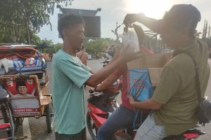 Kegiatan Bagi Takjil oleh Forum GEPLAK dalam rangka program Ramadhan di Indramayu.