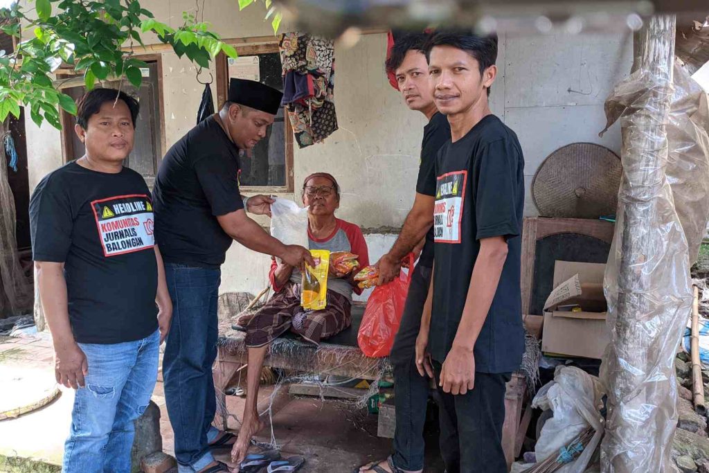 Pengurus Komunitas Jurnalis Balongan (KJB) membagikan paket sembako kepada lansia di salah satu desa di Kecamatan Balongan, Kabupaten Indramayu, dalam kegiatan sosial Ramadan 1447 Hijriah, Minggu (8/3/2026).