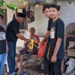 Pengurus Komunitas Jurnalis Balongan (KJB) membagikan paket sembako kepada lansia di salah satu desa di Kecamatan Balongan, Kabupaten Indramayu, dalam kegiatan sosial Ramadan 1447 Hijriah, Minggu (8/3/2026).
