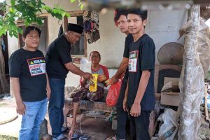 Pengurus Komunitas Jurnalis Balongan (KJB) membagikan paket sembako kepada lansia di salah satu desa di Kecamatan Balongan, Kabupaten Indramayu, dalam kegiatan sosial Ramadan 1447 Hijriah, Minggu (8/3/2026).