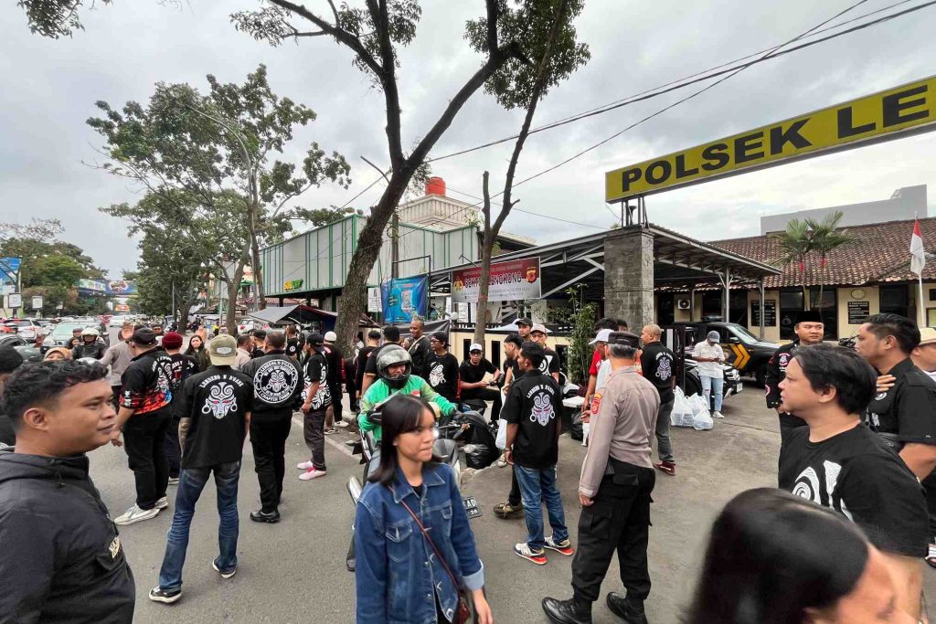 Komunitas Lendenk N’Gank Chapter Timur bersama Polsek Lengkong membagikan takjil kepada pengguna jalan di Kecamatan Lengkong, Kota Bandung, saat kegiatan sosial Ramadhan 1447 Hijriah.