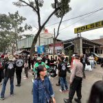 Komunitas Lendenk N’Gank Chapter Timur bersama Polsek Lengkong membagikan takjil kepada pengguna jalan di Kecamatan Lengkong, Kota Bandung, saat kegiatan sosial Ramadhan 1447 Hijriah.