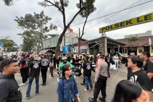 Komunitas Lendenk N’Gank Chapter Timur bersama Polsek Lengkong membagikan takjil kepada pengguna jalan di Kecamatan Lengkong, Kota Bandung, saat kegiatan sosial Ramadhan 1447 Hijriah.