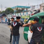 Anggota 234 SC PC Cileunyi membagikan paket takjil kepada pengendara di wilayah Cileunyi, Bandung Timur saat kegiatan sosial Ramadhan.
