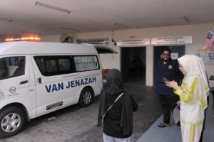 Foto pengamanan jenazah Sumarni di RS Malaysia