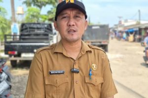 Plt Kepala Dinas PUPR Indramayu Maulana Malik meninjau lokasi rencana betonisasi jalan di depan Stasiun Terisi Kecamatan Terisi