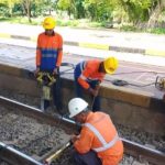 Petugas keamanan PT KAI Daop 3 Cirebon bersiaga di stasiun untuk pengamanan masa Angkutan Lebaran 2026