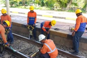 Petugas keamanan PT KAI Daop 3 Cirebon bersiaga di stasiun untuk pengamanan masa Angkutan Lebaran 2026