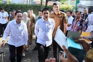 Wakil Bupati Bandung Ali Syakieb mendampingi Wakil Menteri Kesehatan dan Wakil Menteri Dalam Negeri saat kunjungan kerja terkait program eliminasi TBC di Soreang Kabupaten Bandung.