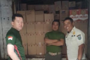 Mobil box berisi ribuan botol miras hasil razia Satpol PP Indramayu di wilayah Kedokan Bunder.