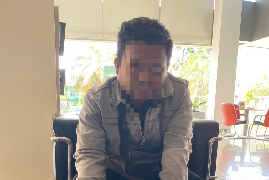 Oknum P3K paruh waktu di Indramayu saat menandatangani dokumen kredit kendaraan di dealer