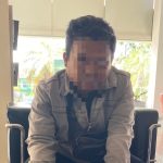 Oknum P3K paruh waktu di Indramayu saat menandatangani dokumen kredit kendaraan di dealer