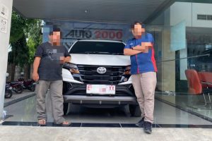 Foto Suami ASN saat penyerahan kendaraan kredit di auto 2000 Indramayu