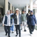 Bupati Bandung Dadang Supriatna meninjau perbaikan plafon RSUD Bedas Pacira
