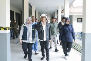 Bupati Bandung Dadang Supriatna meninjau perbaikan plafon RSUD Bedas Pacira