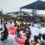 Pengunjung memadati Waterboom Barokah Jaya Indramayu saat libur Lebaran 1447 Hijriah