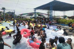 Pengunjung memadati Waterboom Barokah Jaya Indramayu saat libur Lebaran 1447 Hijriah