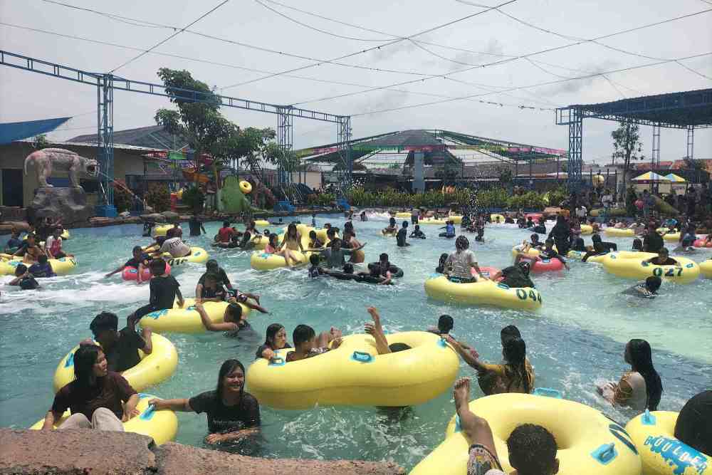 Pengunjung memadati Waterboom Barokah Jaya Indramayu saat libur Lebaran 1447 Hijriah