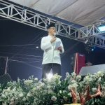 Wakil Bupati Indramayu Syaefudin berdiri di atas panggung saat menghadiri acara Halal Bihalal di Indramayu