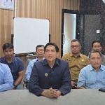 Bupati Indramayu Lucky Hakim saat konferensi pers di Perumdam Tirta Darma Ayu membahas evaluasi pelayanan air bersih