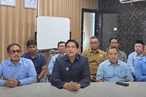 Bupati Indramayu Lucky Hakim saat konferensi pers di Perumdam Tirta Darma Ayu membahas evaluasi pelayanan air bersih