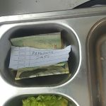Catatan bertuliskan “rendang sapi” di dalam ompreng program Makan Bergizi Gratis (MBG).