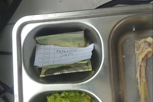 Catatan bertuliskan “rendang sapi” di dalam ompreng program Makan Bergizi Gratis (MBG).