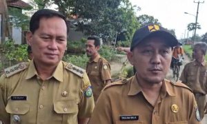 Plt Kepala Dinas PUPR Maulana Malik meninjau jalan penghubung Desa Sudikampiran dan Gadingan di Indramayu