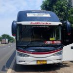 Bus Primajasa rute Bekasi Indramayu sedang menaikkan penumpang di jalur Pantura