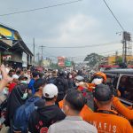 Petugas mengevakuasi kerangka manusia dari Sungai Citarum di perbatasan Baleendah dan Dayeuhkolot