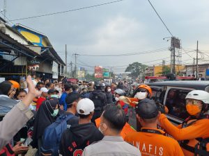 Petugas mengevakuasi kerangka manusia dari Sungai Citarum di perbatasan Baleendah dan Dayeuhkolot