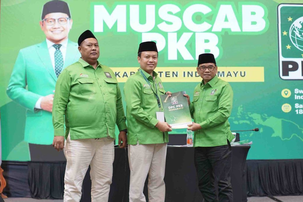 INDRAMAYU — Dewan Pengurus Cabang Partai Kebangkitan Bangsa (PKB) Kabupaten Indramayu menggelar Musyawarah Cabang (Muscab) di Aula Swissbell Hotel, Sabtu (18/4/2026). Ketua DPC PKB Indramayu, Amroni, menegaskan bahwa kekuatan partai tidak hanya bertumpu pada figur, melainkan pada soliditas seluruh struktur hingga kader di tingkat akar rumput. “Operasi politik bukan hanya untuk orang-orang tertentu saja. Semua punya kesempatan yang sama untuk membesarkan PKB, mulai dari ranting, DPAC, DPC, hingga kader loyalis,” ujar Amroni. Ia mengapresiasi seluruh jajaran pengurus, mulai dari Dewan Syuro, pengurus DPC, anggota DPRD, hingga kader di tingkat bawah yang dinilai konsisten melakukan pengabdian kepada masyarakat. Menurutnya, kerja kolektif tersebut berdampak pada peningkatan perolehan suara PKB pada Pemilu 2024 yang melampaui capaian sebelumnya. “Alhamdulillah, PKB Kabupaten Indramayu mampu melampaui perolehan suara dari pemilu-pemilu sebelumnya. Ini berkat kerja bersama,” katanya. Amroni juga menyoroti pentingnya peran pengurus DPAC dan ranting sebagai garda terdepan partai di tengah masyarakat. “Tanpa pengurus DPAC dan ranting, PKB akan kehilangan ujung tombaknya,” tegasnya. Selain itu, ia turut mengapresiasi kader loyalis dan simpatisan yang tetap berkontribusi meski tidak masuk dalam struktur resmi partai. Dalam Muscab tersebut, Amroni memaparkan target politik PKB Indramayu ke depan, salah satunya meraih 15 kursi DPRD Kabupaten Indramayu. “Dengan capaian itu, secara matematika politik, PKB berpeluang menjadi pemenang di Indramayu,” ujarnya. PKB juga menargetkan peningkatan kursi di tingkat provinsi dan pusat, termasuk dua kursi DPR RI untuk daerah pemilihan Jawa Barat VIII. Menurutnya, target tersebut realistis jika didukung perencanaan matang serta kolaborasi seluruh elemen partai. “Dengan kolaborasi dari pusat hingga daerah, insya Allah target tersebut bisa tercapai,” katanya. Ia juga menyampaikan bahwa selama lima tahun terakhir, PKB Indramayu mengalami perkembangan signifikan, termasuk memiliki kantor permanen yang representatif. “Kantor ini bukan hanya pusat administrasi, tetapi juga tempat pengabdian kepada masyarakat,” ujarnya.