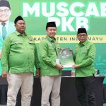 INDRAMAYU — Dewan Pengurus Cabang Partai Kebangkitan Bangsa (PKB) Kabupaten Indramayu menggelar Musyawarah Cabang (Muscab) di Aula Swissbell Hotel, Sabtu (18/4/2026). Ketua DPC PKB Indramayu, Amroni, menegaskan bahwa kekuatan partai tidak hanya bertumpu pada figur, melainkan pada soliditas seluruh struktur hingga kader di tingkat akar rumput. “Operasi politik bukan hanya untuk orang-orang tertentu saja. Semua punya kesempatan yang sama untuk membesarkan PKB, mulai dari ranting, DPAC, DPC, hingga kader loyalis,” ujar Amroni. Ia mengapresiasi seluruh jajaran pengurus, mulai dari Dewan Syuro, pengurus DPC, anggota DPRD, hingga kader di tingkat bawah yang dinilai konsisten melakukan pengabdian kepada masyarakat. Menurutnya, kerja kolektif tersebut berdampak pada peningkatan perolehan suara PKB pada Pemilu 2024 yang melampaui capaian sebelumnya. “Alhamdulillah, PKB Kabupaten Indramayu mampu melampaui perolehan suara dari pemilu-pemilu sebelumnya. Ini berkat kerja bersama,” katanya. Amroni juga menyoroti pentingnya peran pengurus DPAC dan ranting sebagai garda terdepan partai di tengah masyarakat. “Tanpa pengurus DPAC dan ranting, PKB akan kehilangan ujung tombaknya,” tegasnya. Selain itu, ia turut mengapresiasi kader loyalis dan simpatisan yang tetap berkontribusi meski tidak masuk dalam struktur resmi partai. Dalam Muscab tersebut, Amroni memaparkan target politik PKB Indramayu ke depan, salah satunya meraih 15 kursi DPRD Kabupaten Indramayu. “Dengan capaian itu, secara matematika politik, PKB berpeluang menjadi pemenang di Indramayu,” ujarnya. PKB juga menargetkan peningkatan kursi di tingkat provinsi dan pusat, termasuk dua kursi DPR RI untuk daerah pemilihan Jawa Barat VIII. Menurutnya, target tersebut realistis jika didukung perencanaan matang serta kolaborasi seluruh elemen partai. “Dengan kolaborasi dari pusat hingga daerah, insya Allah target tersebut bisa tercapai,” katanya. Ia juga menyampaikan bahwa selama lima tahun terakhir, PKB Indramayu mengalami perkembangan signifikan, termasuk memiliki kantor permanen yang representatif. “Kantor ini bukan hanya pusat administrasi, tetapi juga tempat pengabdian kepada masyarakat,” ujarnya.