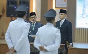 Bupati Bandung Dadang Supriatna melantik kepala desa PAW di Gedung Moh Toha Soreang
