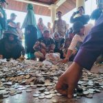 Penyerahan uang koin receh oleh KOMPI di Pendopo Indramayu sebagai ganti rugi kerusakan fasilitas umum