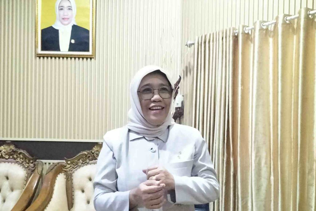 Ketua DPRD Indramayu Hj. Nurhayati saat berada di kantor DPRD Indramayu memberikan keterangan terkait wacana pansus PDAM