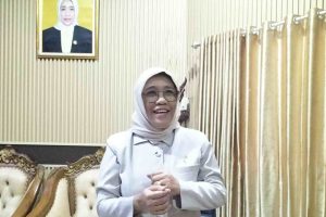 Ketua DPRD Indramayu Hj. Nurhayati saat berada di kantor DPRD Indramayu memberikan keterangan terkait wacana pansus PDAM