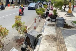 Kerusakan fasilitas umum di Alun-Alun Indramayu usai aksi demo penolakan revitalisasi tambak oleh massa KOMPI